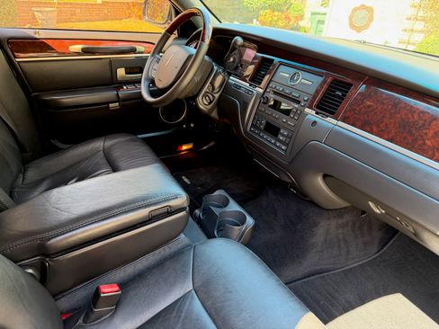 Used 2008 Lincoln Town Car Signature Limited image 10