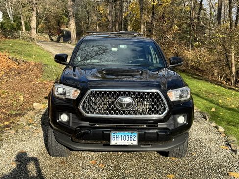 Used 2019 Toyota Tacoma TRD Sport image 4