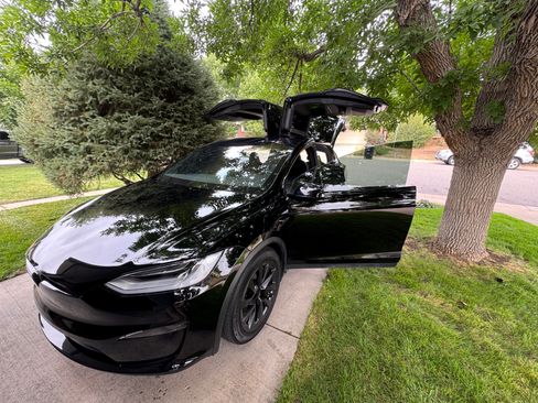 Used 2023 Tesla Model X image 1