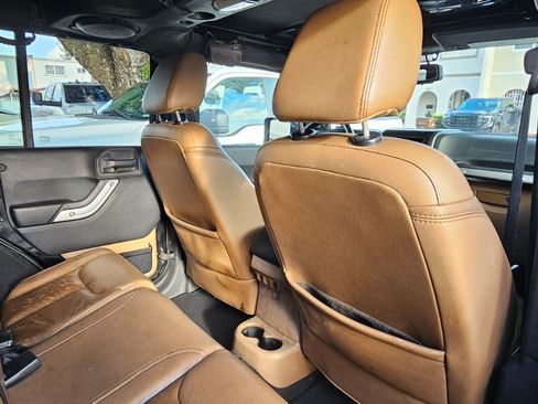 Used 2013 Jeep Wrangler Unlimited Sahara w/ Connectivity Group AWD/4WD image 6
