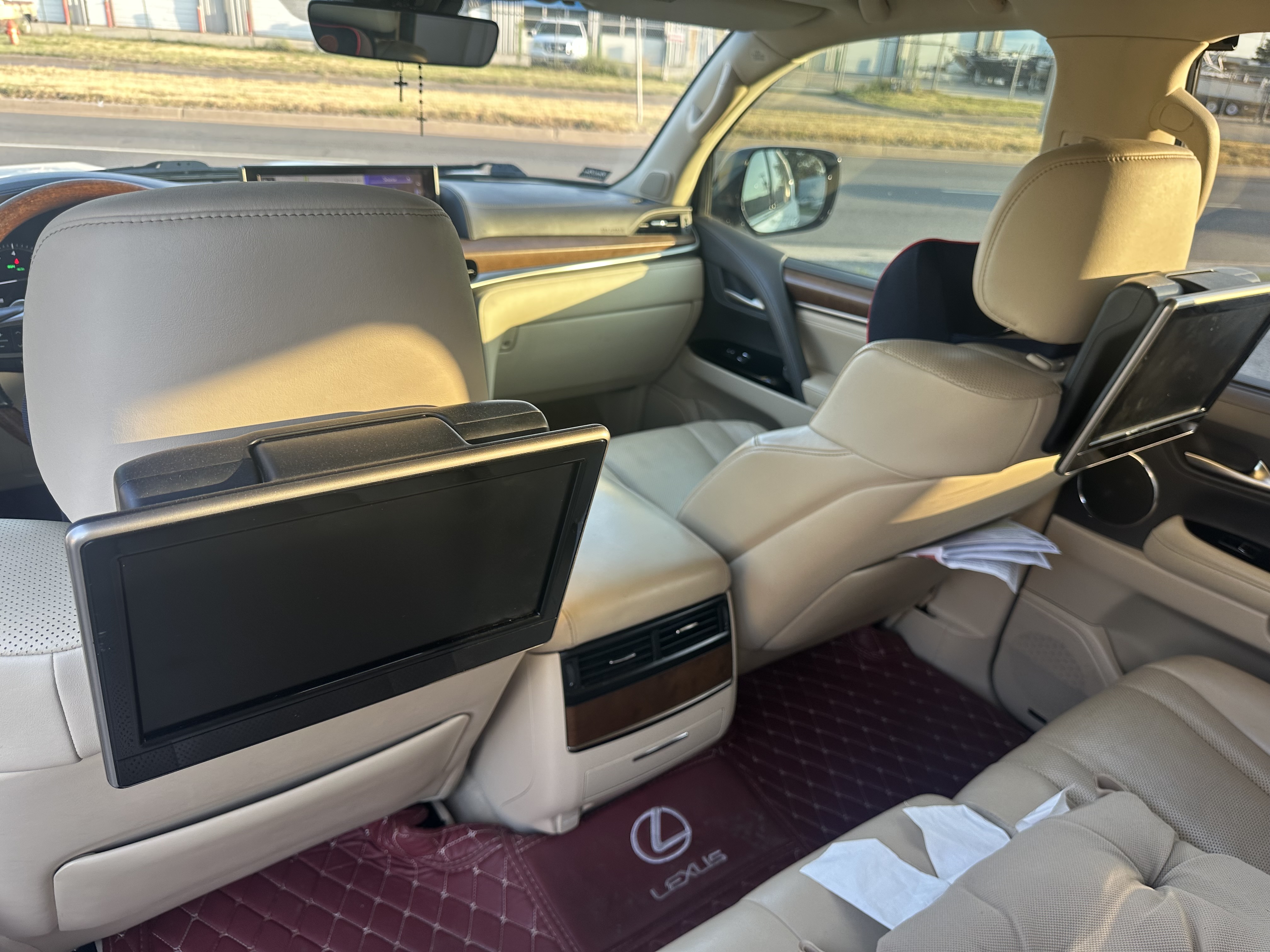 Used 2016 Lexus LX 570 4WD w/ Luxury Package image 9