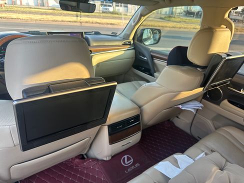 Used 2016 Lexus LX 570 4WD w/ Luxury Package image 9