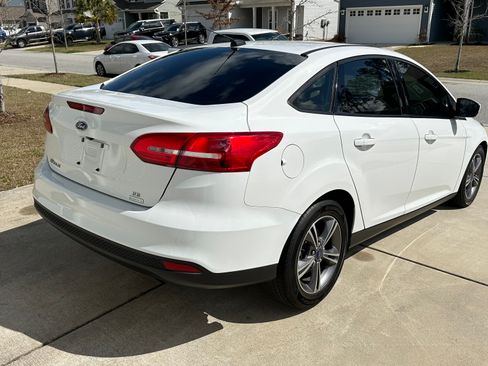 Used 2018 Ford Focus SE w/ SE Appearance Package image 5