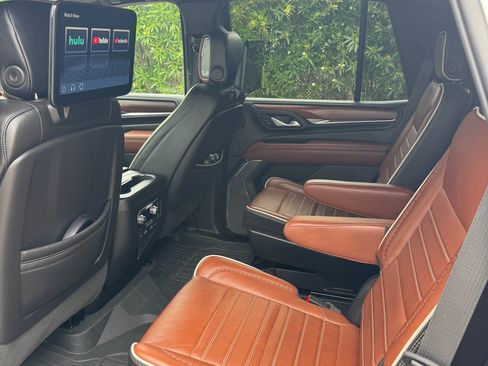 Used 2023 GMC Yukon Denali Ultimate AWD/4WD image 9