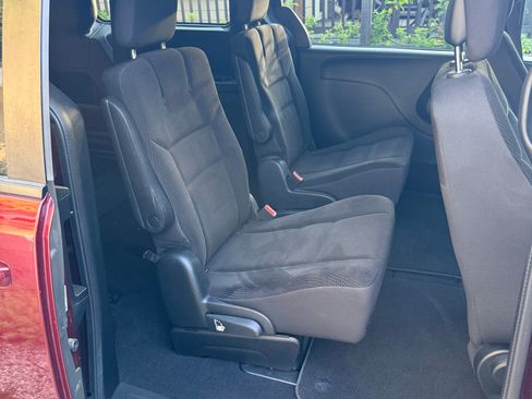Used 2017 Dodge Grand Caravan SE FWD image 16