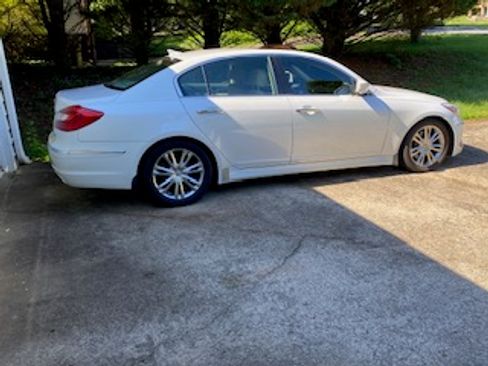 Used 2012 Hyundai Genesis 3.8 w/ Premium Pkg RWD image 1