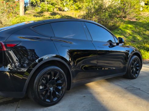 Used 2023 Tesla Model Y Long Range image 2