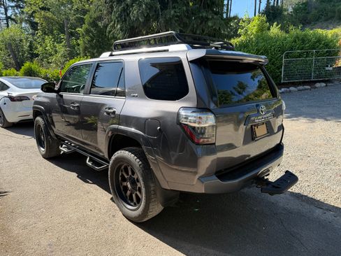 Used 2017 Toyota 4Runner SR5 AWD/4WD image 2