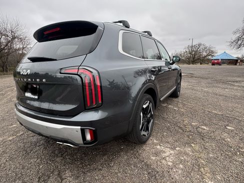 Used 2024 Kia Telluride EX w/ EX Captain's Chair Package image 8