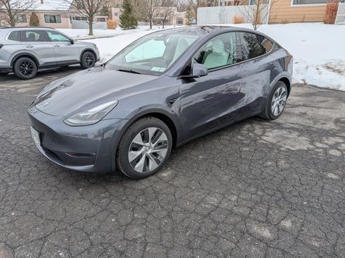 Used 2023 Tesla Model Y Long Range image 10