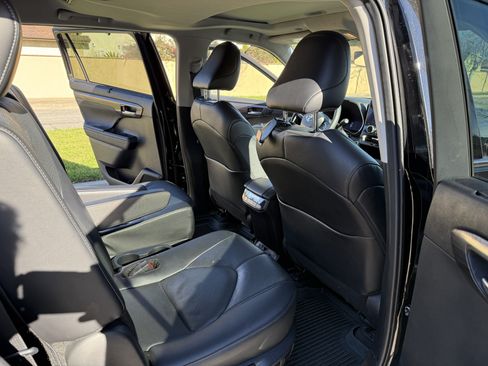 Used 2024 Toyota Highlander Limited image 1