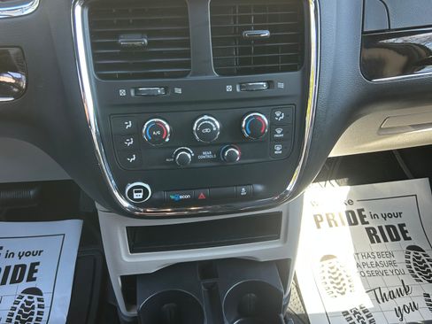 Used 2017 Dodge Grand Caravan SXT image 10