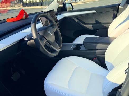 Used 2024 Tesla Model Y Long Range image 4