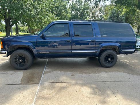Used 1996 GMC Suburban 2500 AWD/4WD image 4