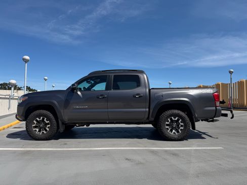 Used 2016 Toyota Tacoma TRD Off-Road w/ Premium & Technology Package AWD/4WD image 12
