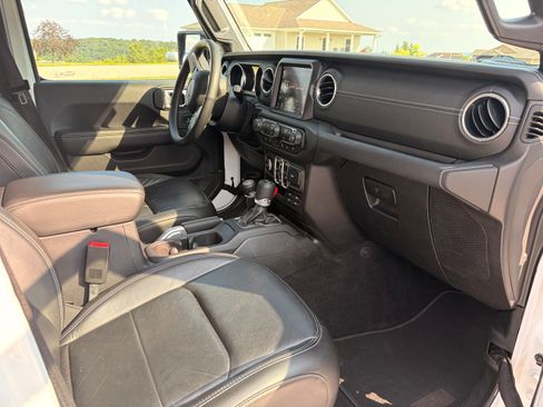 Used 2018 Jeep Wrangler Unlimited Sahara AWD/4WD image 5