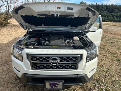 Used 2023 Nissan Frontier SV image 5