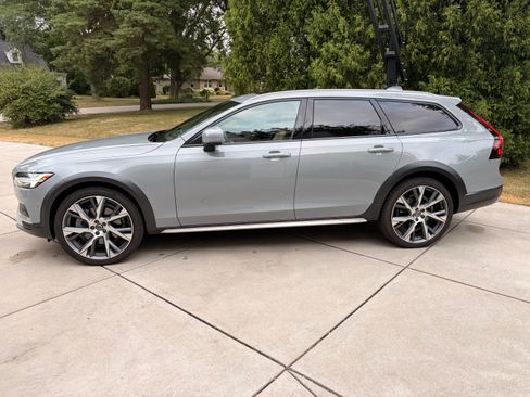 Used 2024 Volvo V90 B6 Cross Country Ultimate w/ Protection Package Premier AWD/4WD image 2