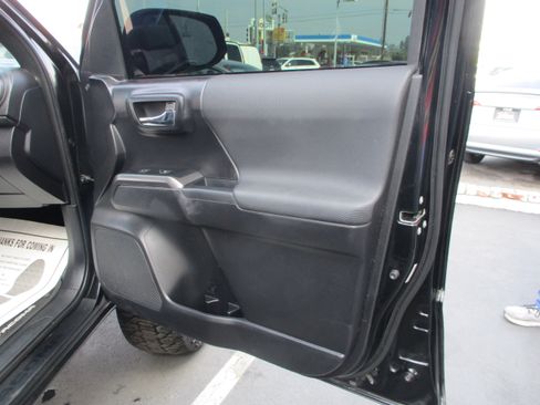 Used 2021 Toyota Tacoma TRD Off-Road w/ Technology Package image 17