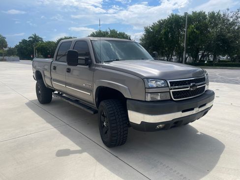 Used 2006 Chevrolet Silverado 2500 LT w/ Onstar Plus Package RWD image 4