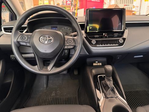 Used 2025 Toyota Corolla LE FWD image 6