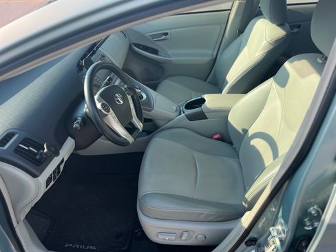 Used 2013 Toyota Prius Five image 16