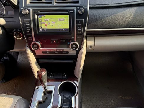 Used 2012 Toyota Camry XLE FWD image 4