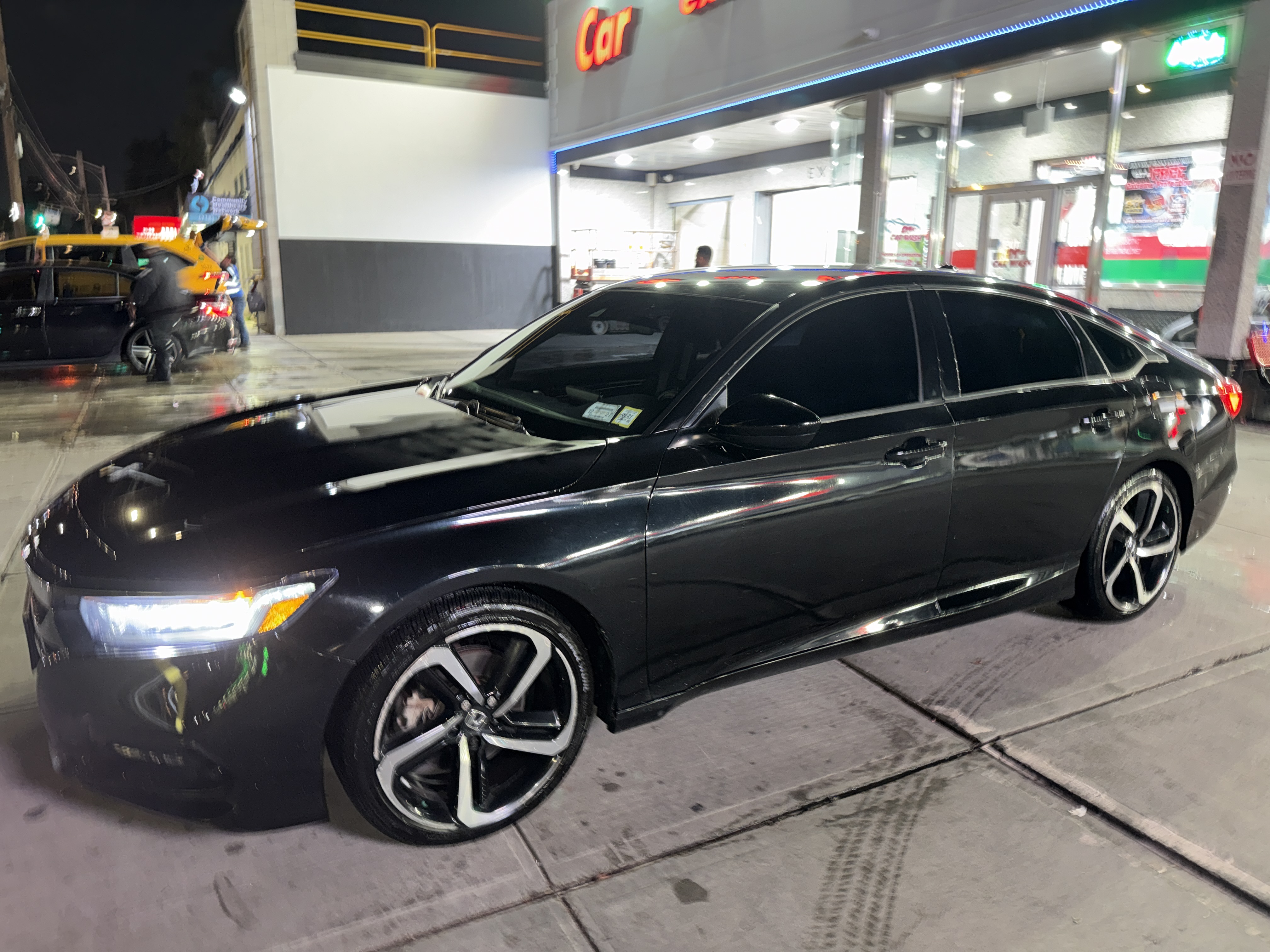 Used 2018 Honda Accord Sport image 2