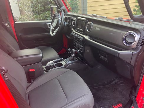 Used 2018 Jeep Wrangler Unlimited Sahara w/ Safety Group AWD/4WD image 12