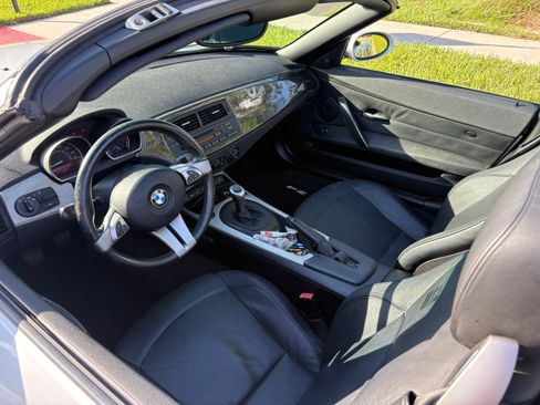 Used 2005 BMW Z4 3.0i RWD image 9