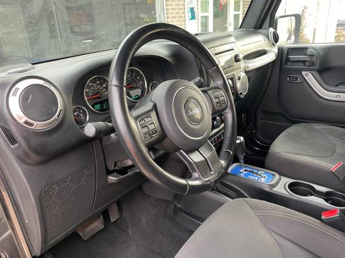 Used 2017 Jeep Wrangler Unlimited Sahara w/ Connectivity Group image 8