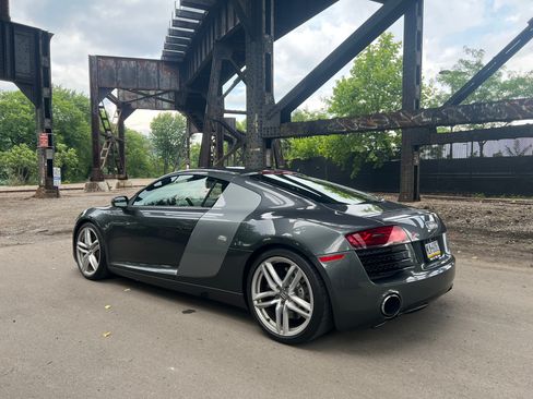 Used 2014 Audi R8 V8 w/ Enhanced Leather Package AWD/4WD image 8