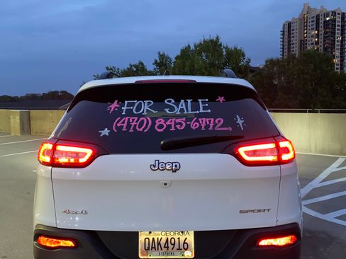 Used 2016 Jeep Cherokee Sport image 5