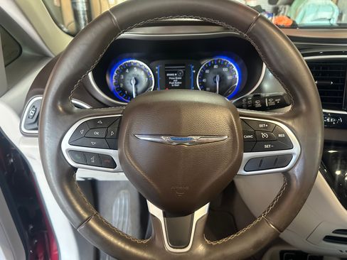 Used 2017 Chrysler Pacifica Touring-L FWD image 8