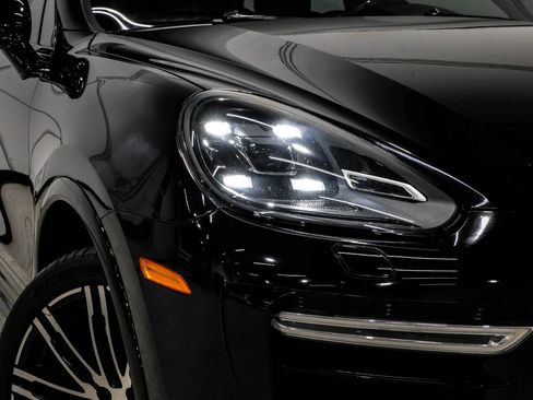 Used 2016 Porsche Cayenne Turbo S image 14