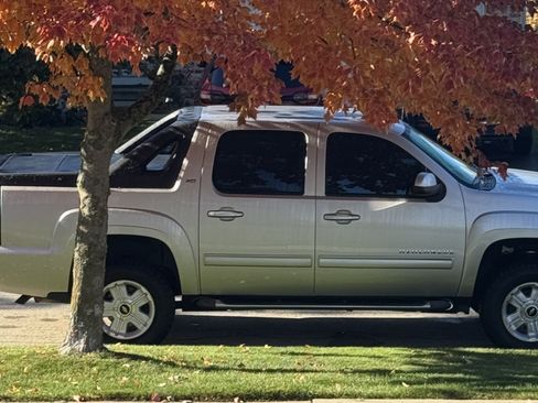 Used 2010 Chevrolet Avalanche LT w/ Suspension Package, Off-Road image 2