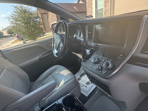 Used 2016 Toyota Sienna XLE image 10