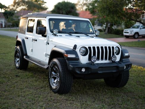 Used 2018 Jeep Wrangler Unlimited Sport image 9