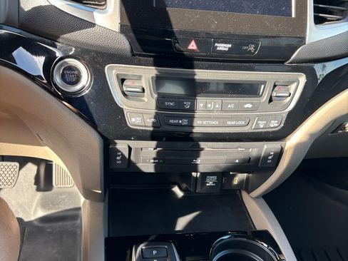 Used 2018 Honda Pilot Touring image 12