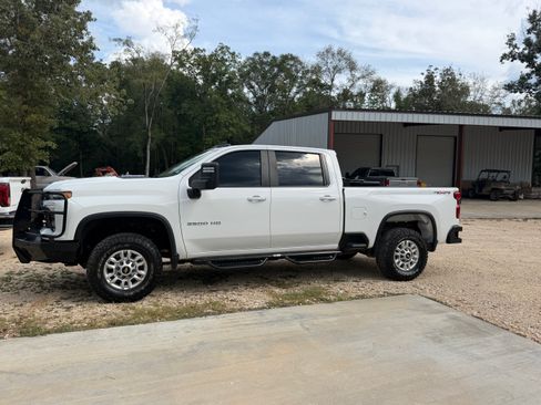 Used 2024 Chevrolet Silverado 2500 LT w/ Convenience Package AWD/4WD image 2