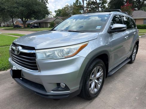 Used 2015 Toyota Highlander XLE FWD image 2