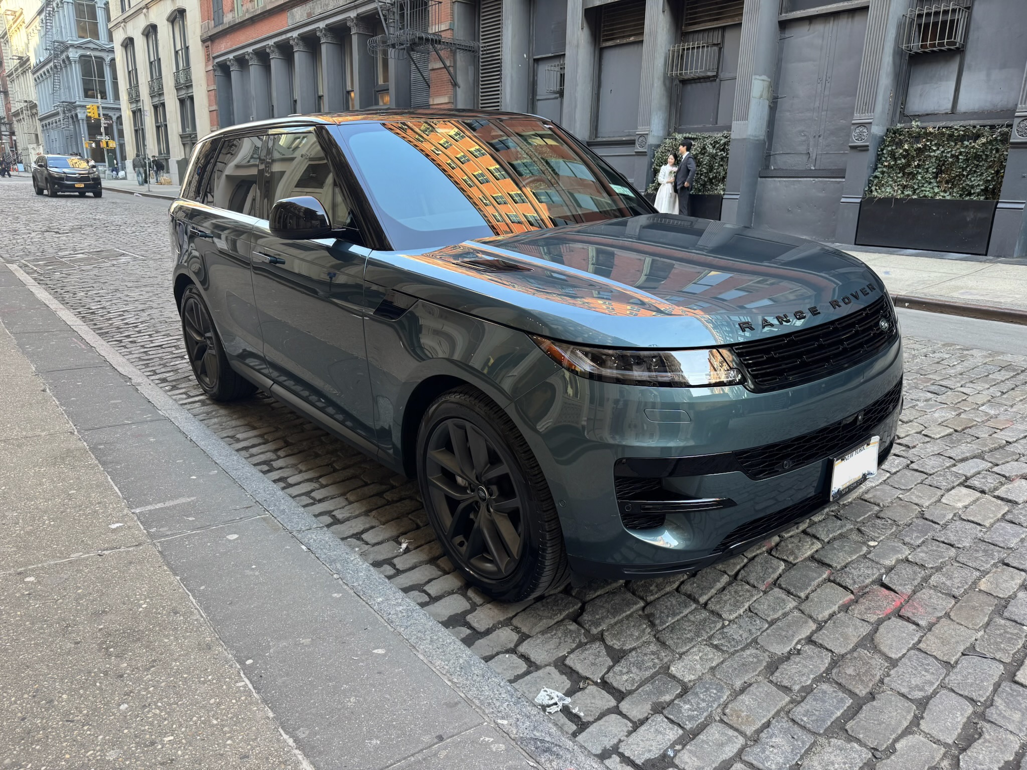 Used 2024 Land Rover Range Rover Sport SE AWD/4WD image 1