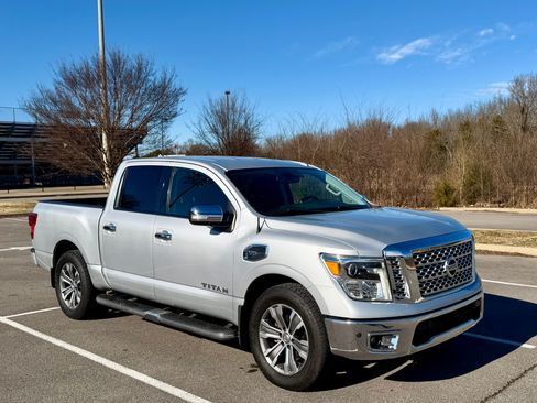 Used 2017 Nissan Titan SL image 5