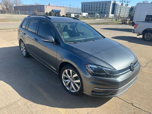 Used 2019 Volkswagen Golf SE image 6