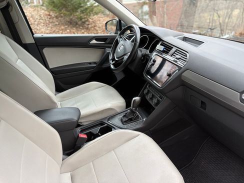 Used 2019 Volkswagen Tiguan SE w/ Panoramic Sunroof Package image 13