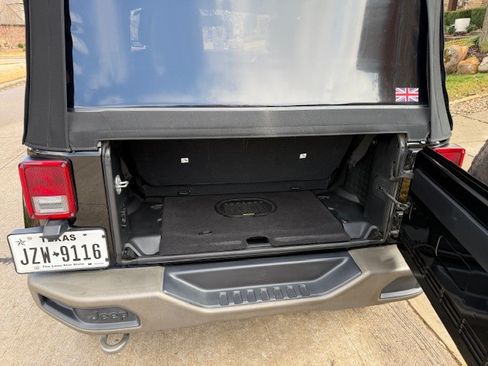 Used 2016 Jeep Wrangler Sahara image 6