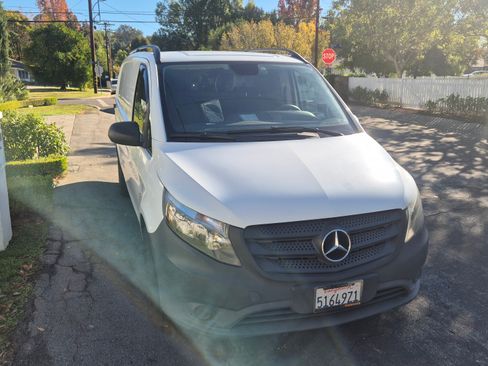 Used 2016 Mercedes-Benz Metris image 2