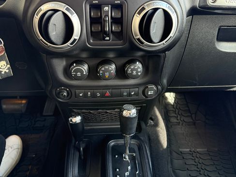 Used 2016 Jeep Wrangler Unlimited Sahara w/ Connectivity Group image 9