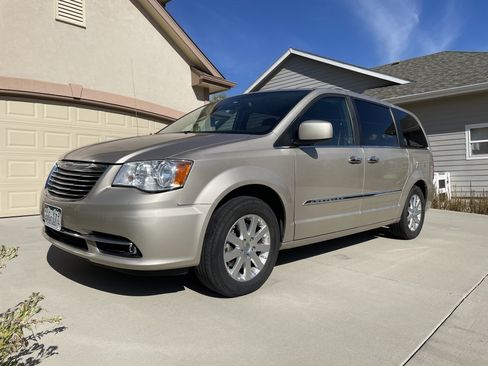 Used 2015 Chrysler Town & Country Touring w/ Driver Convenience Group FWD image 1