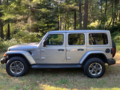 Used 2018 Jeep Wrangler Unlimited Sahara AWD/4WD image 2